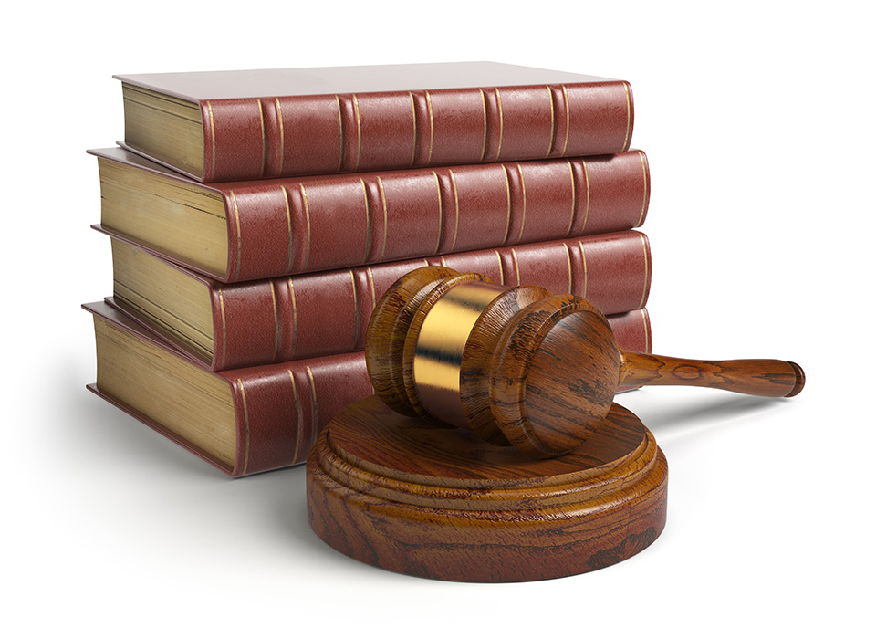 Un mazo junto a varios libros.