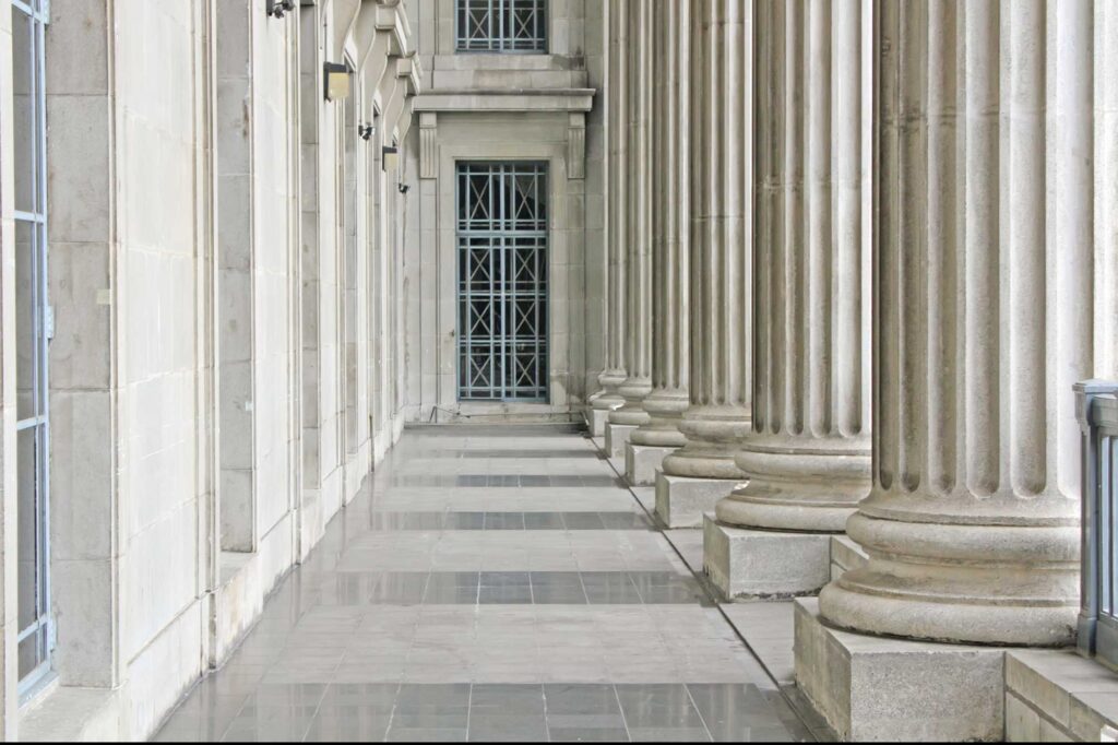 Un detalle de un edificio con imponentes columnas.