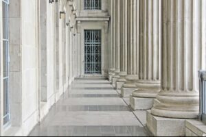 Un detalle de un edificio con imponentes columnas.