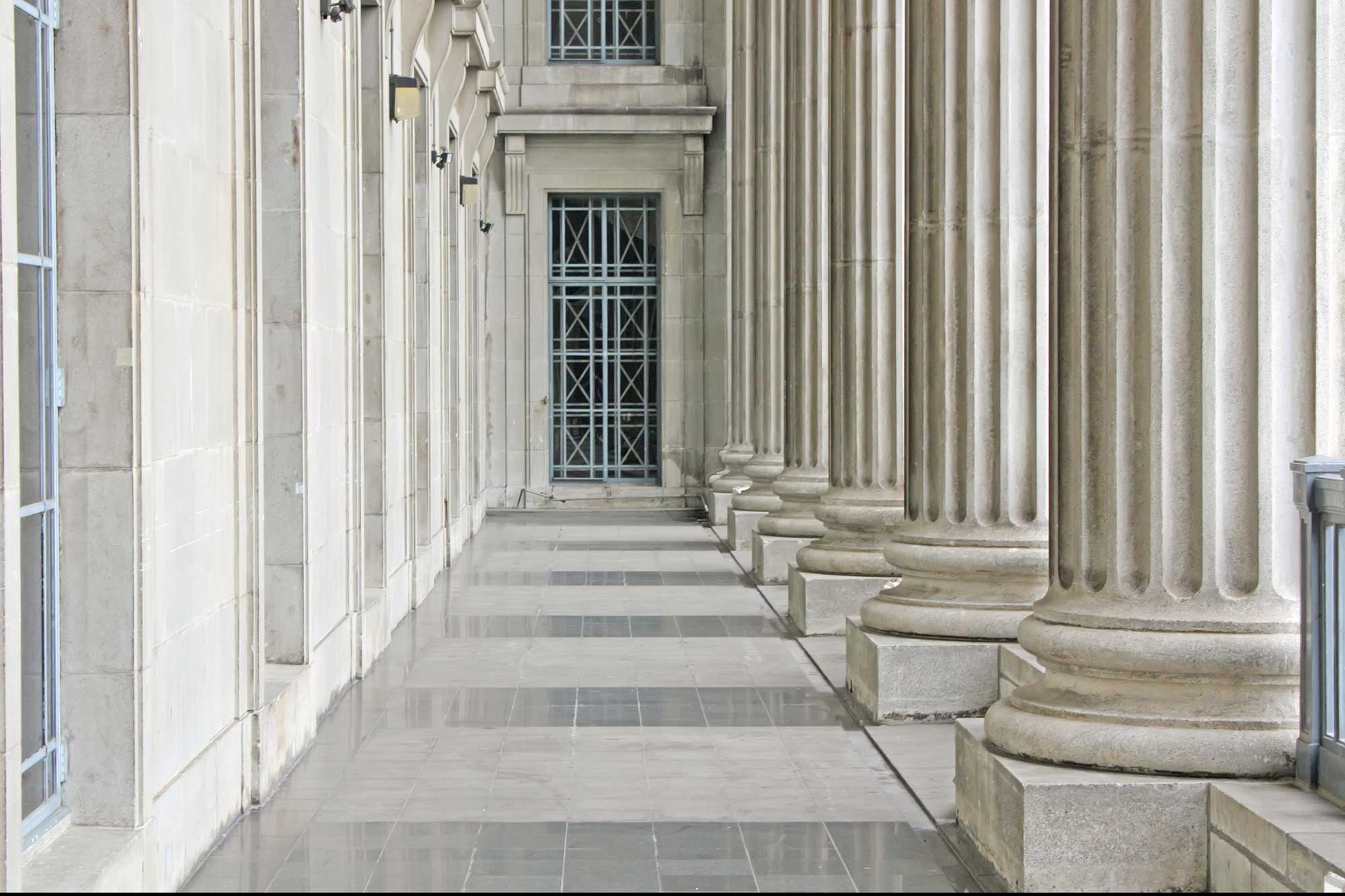 Un detalle de un edificio con imponentes columnas.